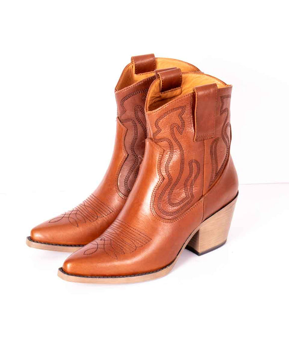 Justin Reece NOVA Ladies Tan Cowboy Boots. Introducing the Justin Reece NOVA Ladies Tan Cowboy Boots, a luxurious take on a timeless classic. Crafted from the highest quality tan leather, this pair of boots is sure to add a touch of exclusivity to any look. Perfect for making a statement this season.