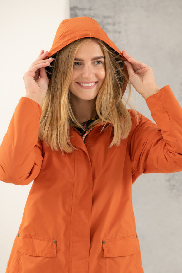 Iona returns with a new range of colours. This classic unfussy style is packed with practical design elements which ensure you remain warm and dry as the days shorten.