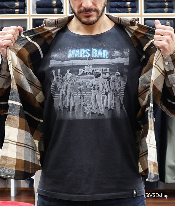 Dirty Velvet MARS BAR Mens Charcoal Organic Cotton Tee Shirt. Wear this sustainable Dirty Velvet MARS BAR Mens Charcoal Organic Cotton Tee Shirt with your favourite jeans or chinos. A front graphic tee encompassing how many of us are feeling right now