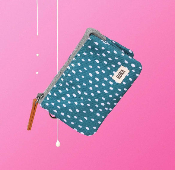 THE CARNABY IS THE PERFECT ADDITION TO ALL OUR BAGS. STORE YOUR VALUABLES IN THE TRENDIEST WAY WITH THIS LITTLE TREASURE. Made from recycled materials, the Carnaby is designed to keep your money, cards, and valuables organised.