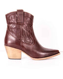 Justin Reece NOVA Ladies Brown Cowboy Boots. Introducing the Justin Reece NOVA Ladies Brown Cowboy Boots, a luxurious take on a timeless classic. Crafted from the highest quality brown leather, this pair of boots is sure to add a touch of exclusivity to any look. Perfect for making a statement this season.