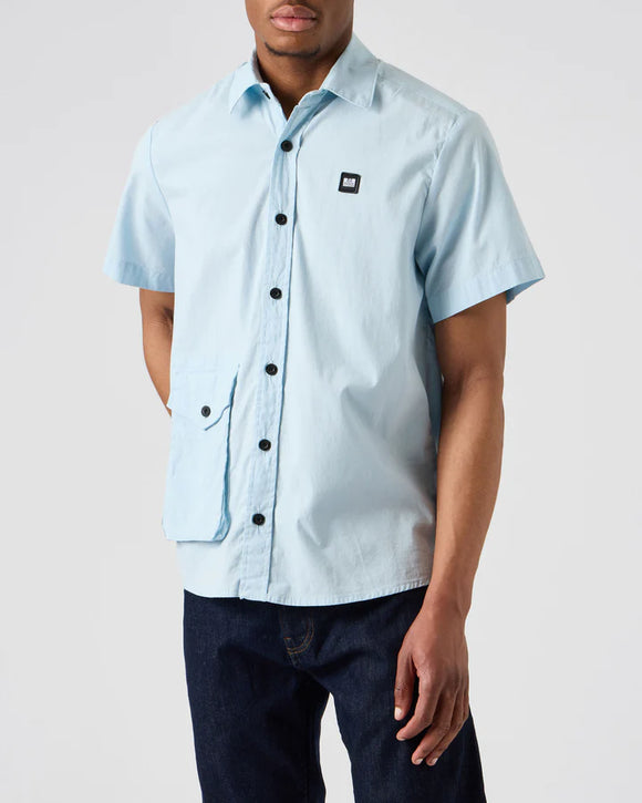 A classic woven poplin shirt with added stretch for a smart crisp finish and ease of movement. Featuring a lower front 3D patch pocket with flap. Wear this Weekend Offender BARBOZA Mens Mineral Cotton Short Sleeve Shirt with shorts and jeans for a stylish addition to your new season wardrobe.
