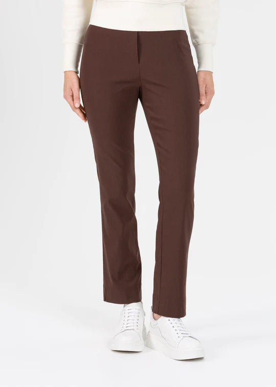 Stehmann INA 740 Ladies Brown Stretch Pants. The ankle-length pants Ina, in super stretchy bengaline quality are one of our absolute bestsellers. An ankle-skimming pant with a figure-hugging, feminine silhouette, it is the perfect combination of style and comfort. The ankle length makes the pants with the medium waist height the perfect companion for high heels and sneakers.